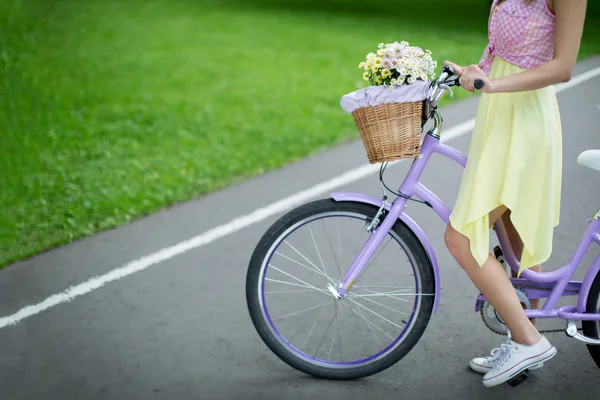 Mädchen auf einem Fahrrad — Stockfoto