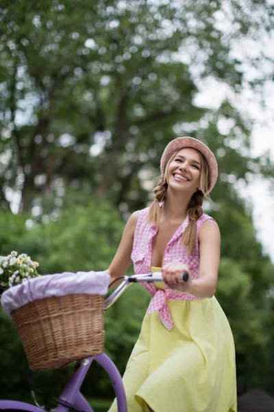 Positive Frau im Freien — Stockfoto