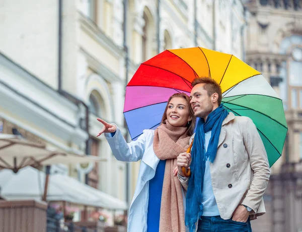 Молодая пара с зонтиком — стоковое фото