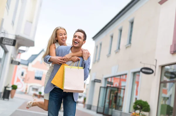 Pareja alegre con bolsas de compras —  Fotos de Stock