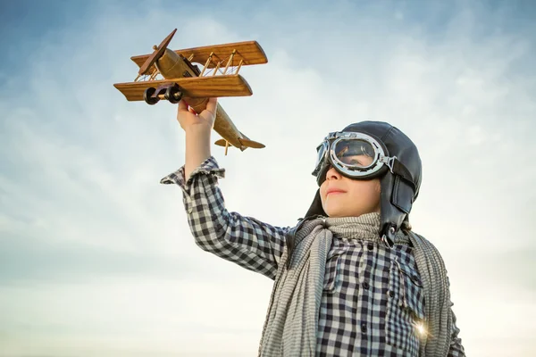 Rapaz feliz com avião — Fotografia de Stock