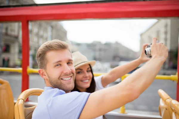 Pareja feliz en el autobús turístico —  Fotos de Stock