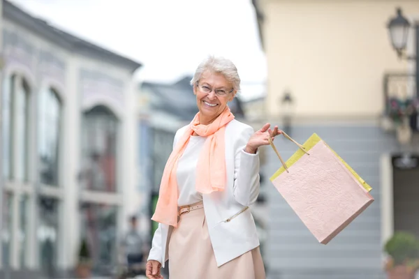 Старшая женщина с сумками — стоковое фото