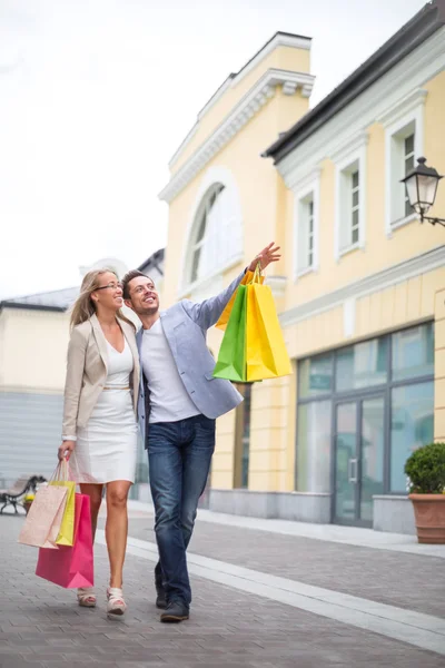 Casal sorridente com sacos — Fotografia de Stock