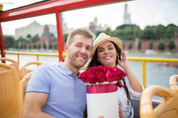 Jeune couple avec fleurs — Photo