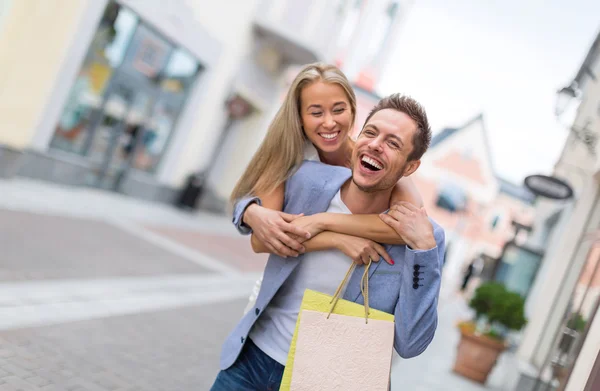 微笑夫妇与购物袋 免版税图库图片