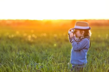 bir kamera ile küçük çocuk