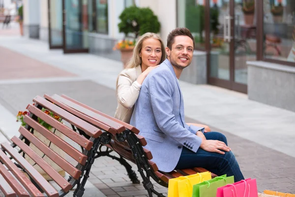 Jong koppel op de Bank — Stockfoto