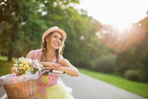 Gelukkige vrouw in de zomer — Stockfoto