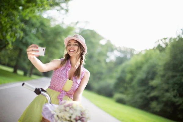 Jeune fille en plein air — Photo