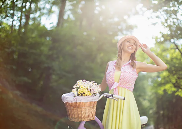 Menina sorridente em uma bicicleta — Fotografia de Stock