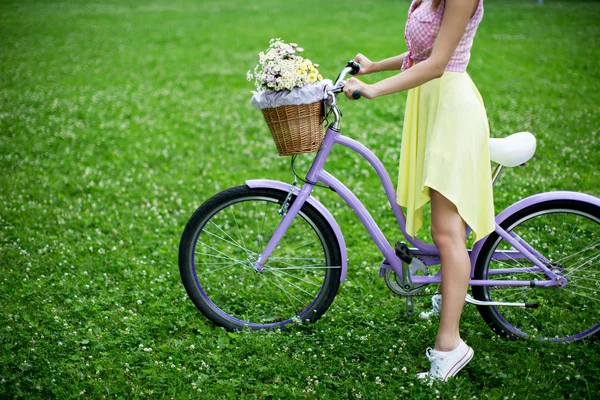 Fille sur un vélo — Photo