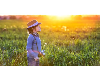 bir kamera ile küçük çocuk
