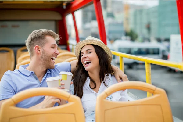 Casal rindo ao ar livre — Fotografia de Stock