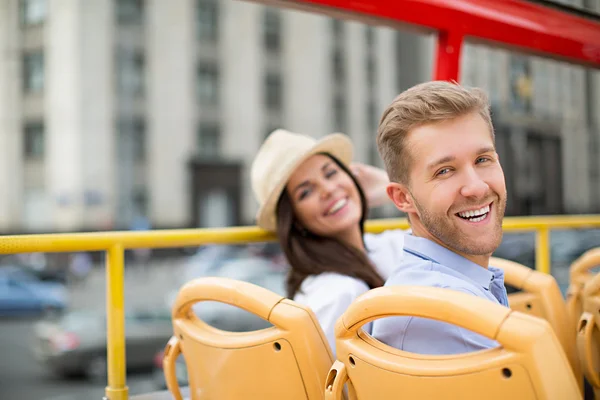 Casal sorridente em um ônibus turístico — Fotografia de Stock