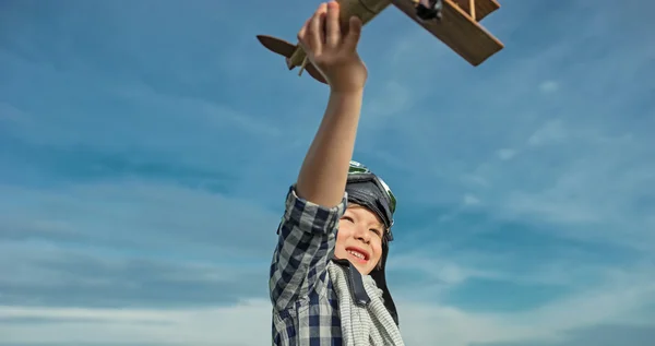 Niño pequeño con avión — Foto de Stock
