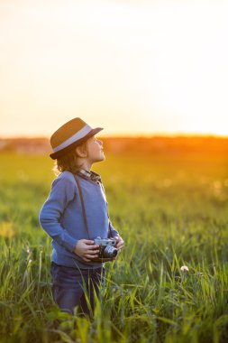 bir kamera ile küçük çocuk 