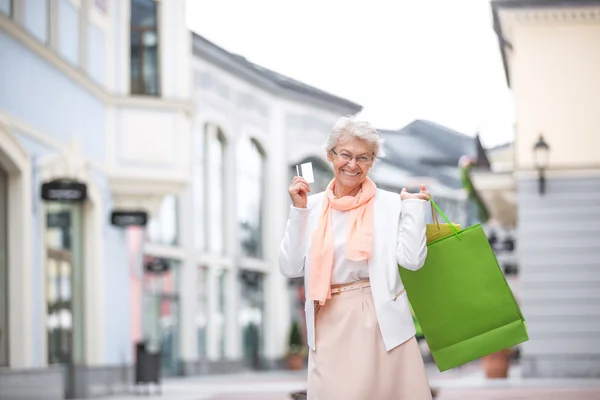 Mulher sênior com bolsas — Fotografia de Stock