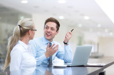 Genç iş adamları ofiste.