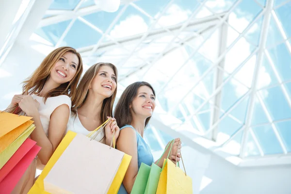 Menina sorridente com sacos de compras — Fotografia de Stock
