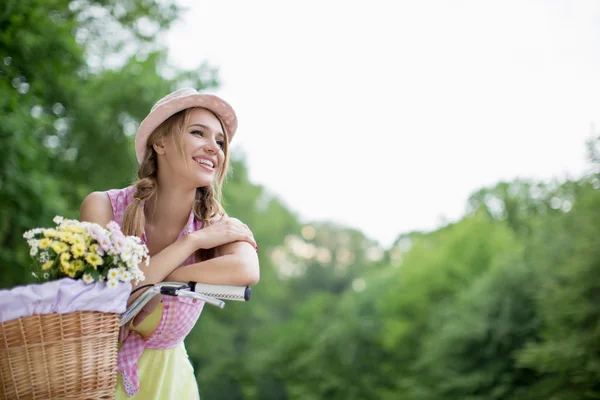 Ragazza su una bicicletta — Foto Stock