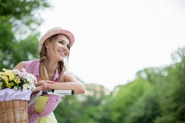 自転車に若い女性 — ストック写真