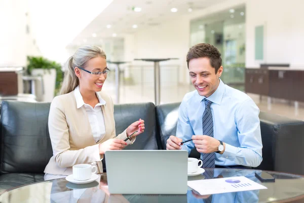 Werkende mensen binnenshuis — Stockfoto