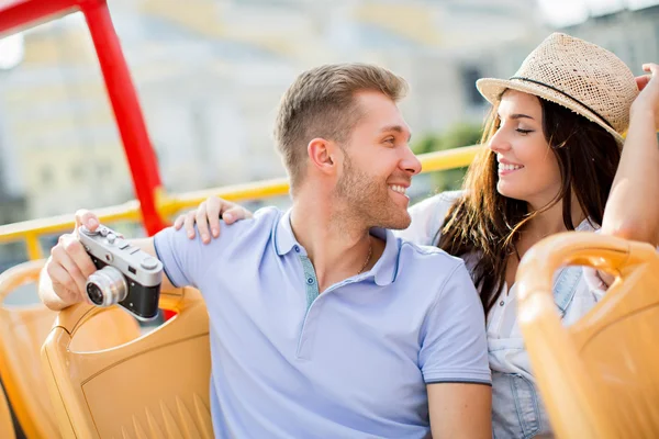 Sorridente coppia all'aperto — Foto Stock