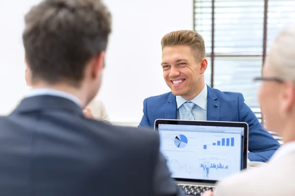 Gente de negocios en interiores — Foto de Stock