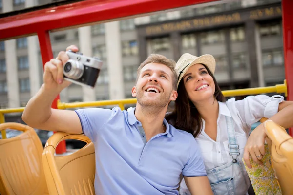 Casal feliz com câmera — Fotografia de Stock