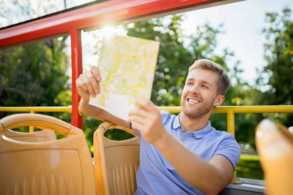 Turista con un mapa —  Fotos de Stock