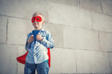 küçük çocuk açık havada