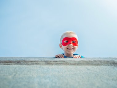 çocuk dışarıda gülümseyen