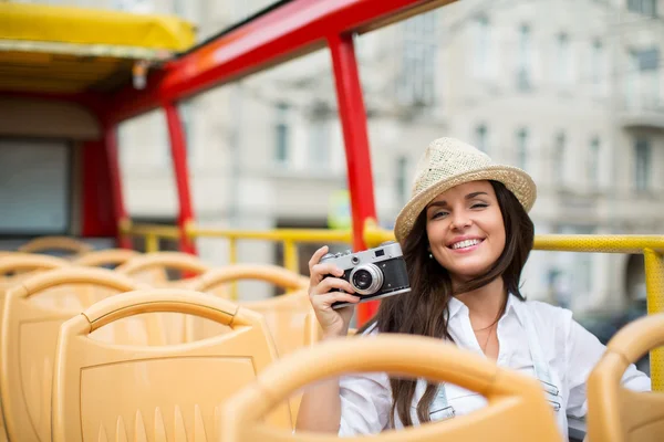 Menina bonita com uma câmera — Fotografia de Stock