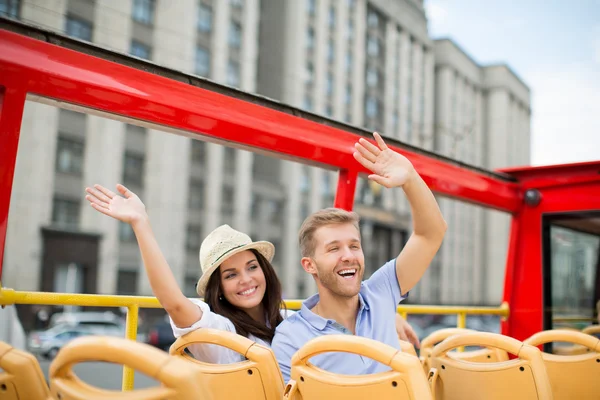 Des gens heureux dans le bus touristique — Photo