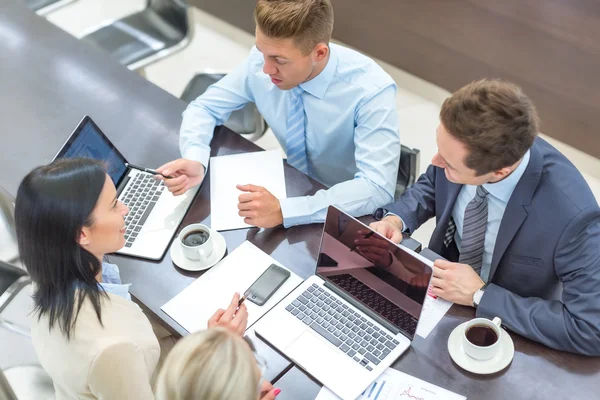 Hommes d'affaires au bureau — Photo