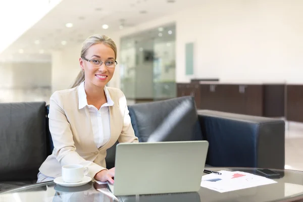 Empresária com laptop — Fotografia de Stock