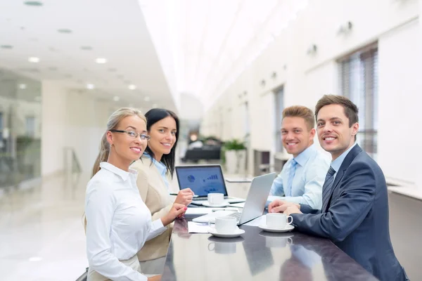 Trabalho em equipe no escritório — Fotografia de Stock