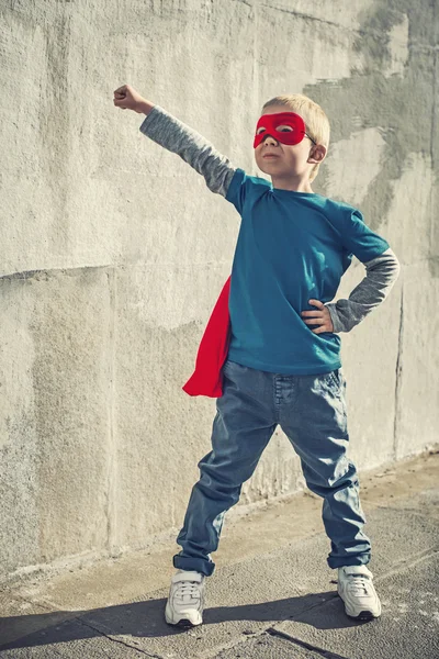 Маленький супермен на открытом воздухе — стоковое фото