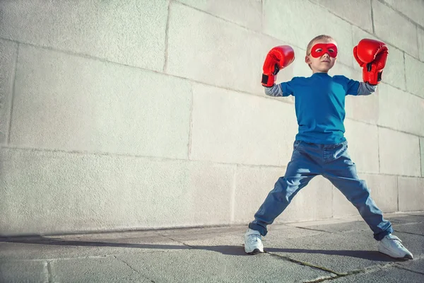 Petit garçon avec gants de boxe — Photo