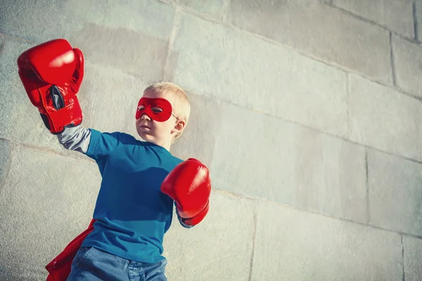 Menino com luvas de boxe — Fotografia de Stock