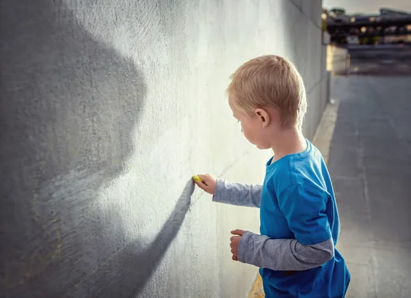 小さな男の子の絵画 — ストック写真