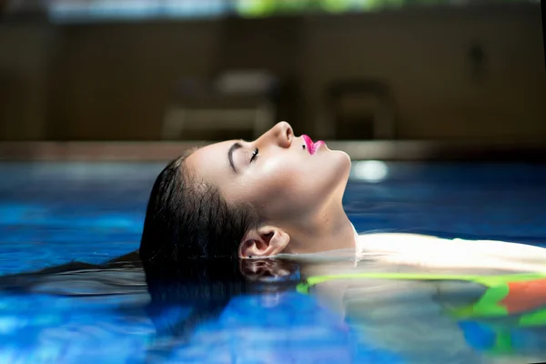 수영장에서 아름 다운 여자 — 스톡 사진