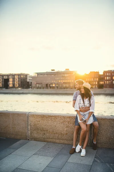 Jovem casal ao ar livre — Fotografia de Stock