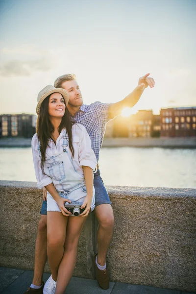 Jóvenes turistas al aire libre — Foto de Stock