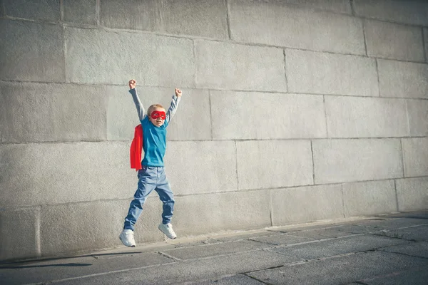 Прыгающий маленький мальчик — стоковое фото