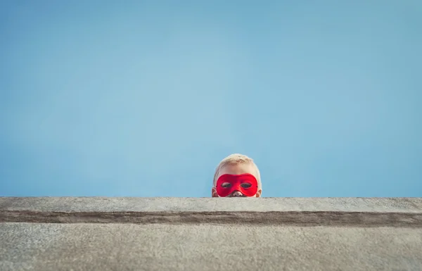 Kleiner Junge in Maske — Stockfoto