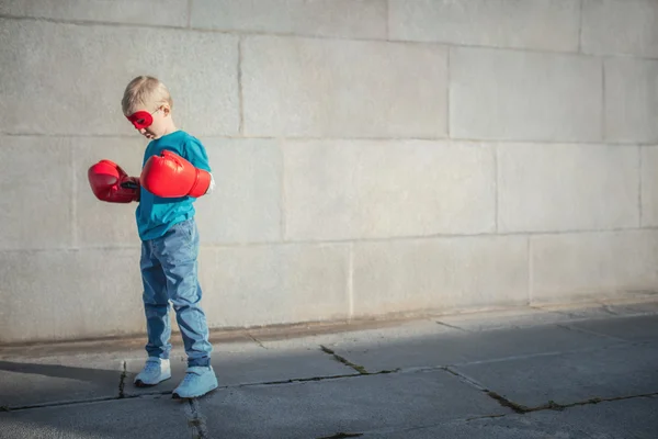 Niño pequeño con guantes de boxeo — Foto de Stock