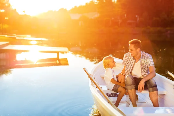 Papa et fils dans un bateau — Photo