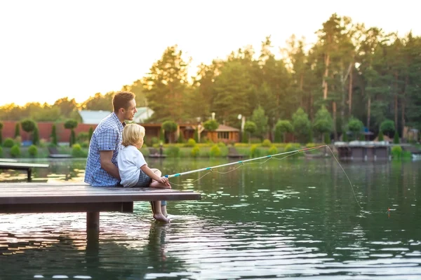 Lykkelig familie utendørs – stockfoto